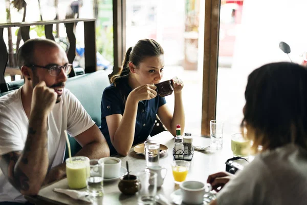 Pessoas bebendo café — Fotografia de Stock