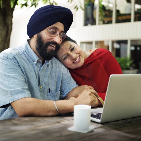 Pareja india usando portátil — Foto de Stock