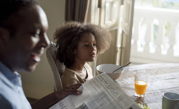 Famille petit déjeuner — Photo