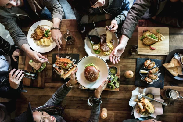 Znajomi wszyscy razem w restauracji — Zdjęcie stockowe