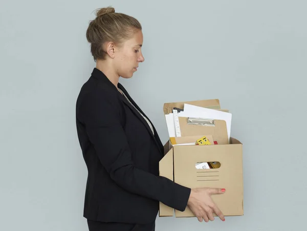 Triste empresária segurando caixa — Fotografia de Stock