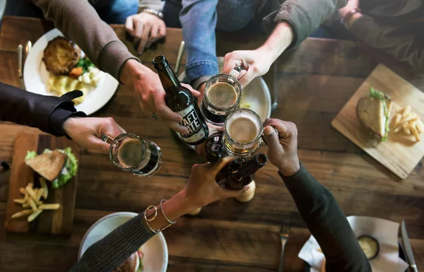 Pessoas da diversidade Comemorando com cerveja — Fotografia de Stock