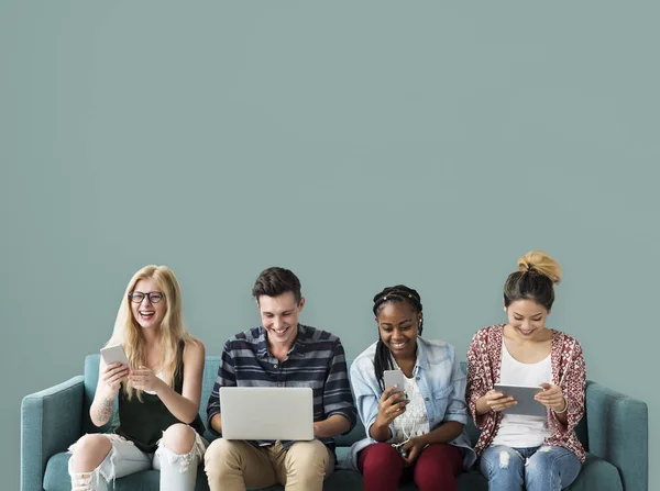 Vrienden met behulp van digitale apparaten — Stockfoto