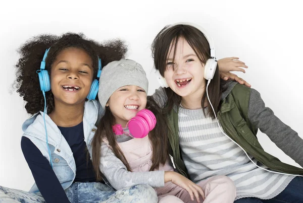 Meninas alegres ouvir música — Fotografia de Stock