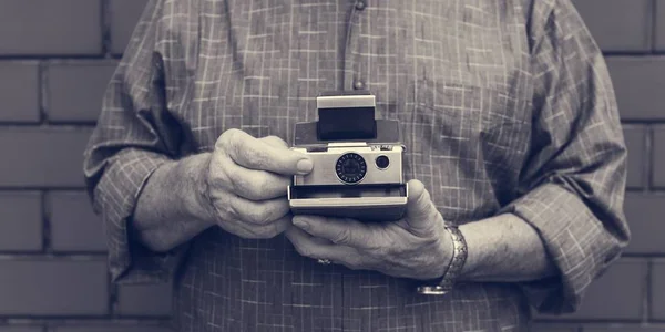 Mannen med retro omedelbar kamera — Stockfoto