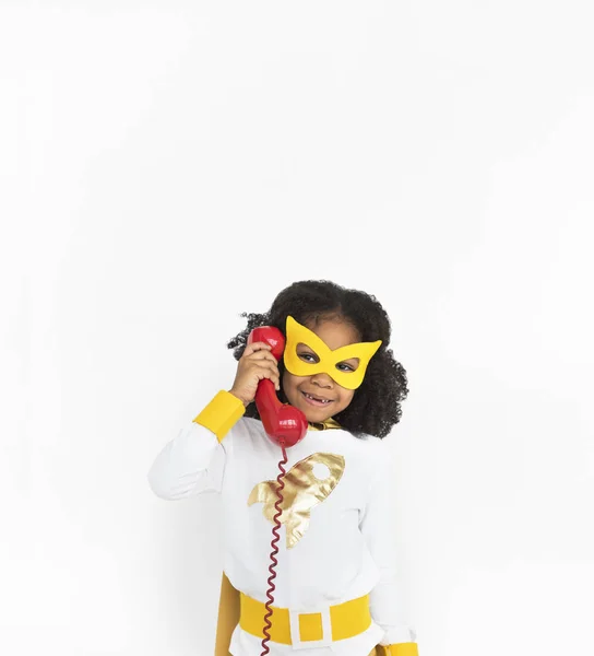 Menina em máscara segurando telefone — Fotografia de Stock