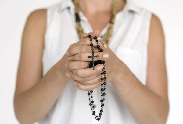 Людські руки тримають релігійний хрест — стокове фото