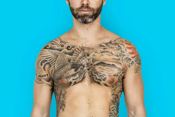 Pohledný muž s tetováním — Stock fotografie