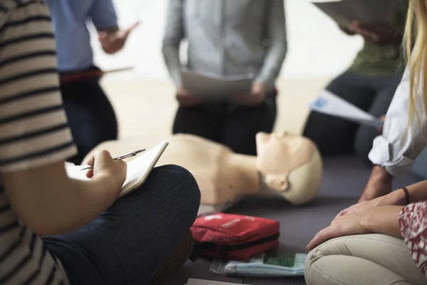 Personer på förstahjälpen utbildning lektion — Stockfoto