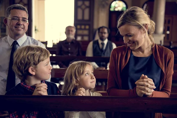 Grupp människor i kyrkan — Stockfoto