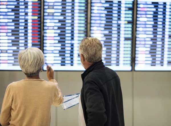 Casal sênior no aeroporto — Fotografia de Stock