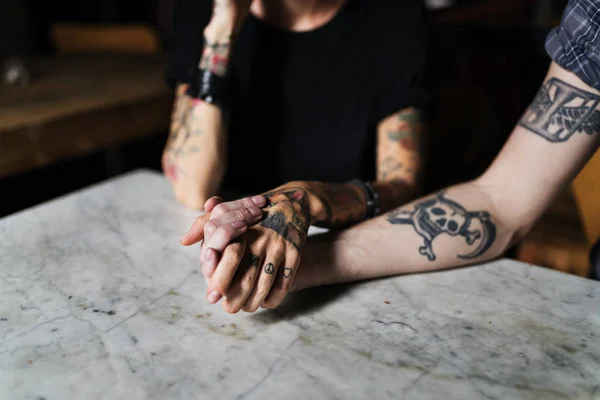 Manos de tatuaje sostiene juntos — Foto de Stock