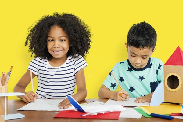 Niños dibujando con lápices — Foto de Stock