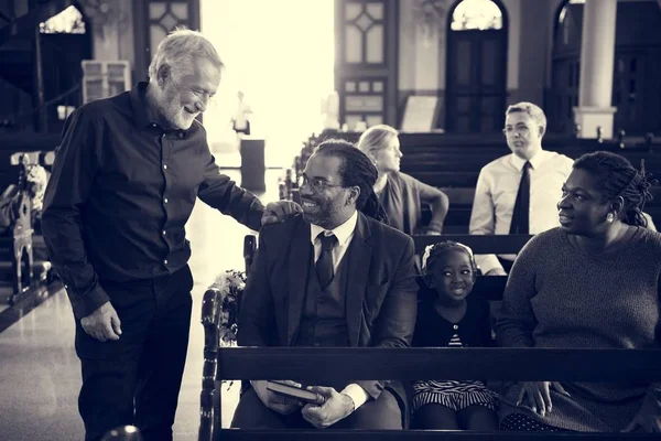 Grupo de personas en la iglesia — Foto de Stock