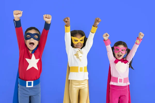 Copiii care poartă costume de supereroi — Fotografie, imagine de stoc