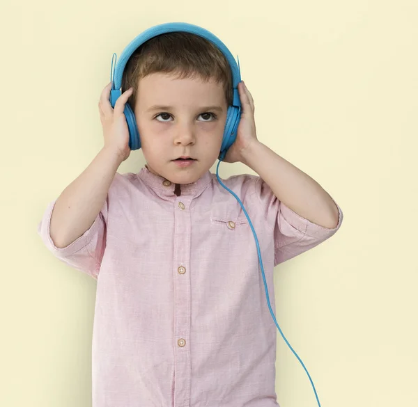 Chłopak sobie słuchawki — Zdjęcie stockowe