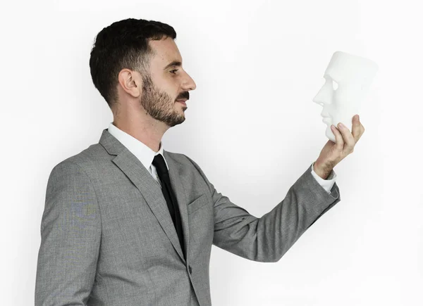 Білий бізнесмен тримає маску — стокове фото