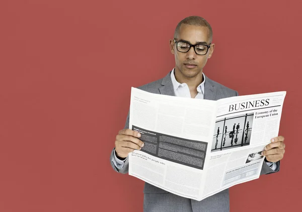 Empresario leyendo periódico — Foto de Stock