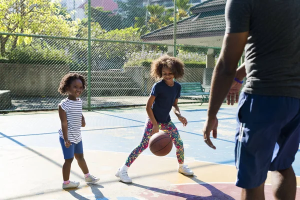 Família jogando basquete — Fotografia de Stock