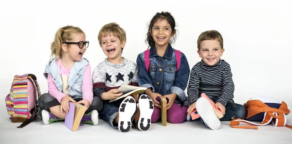 Barn hålla böcker — Stockfoto