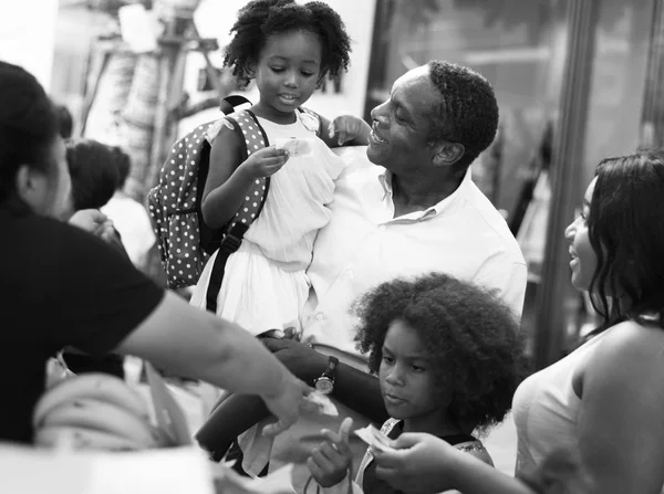 Família compra alimentos no mercado — Fotografia de Stock