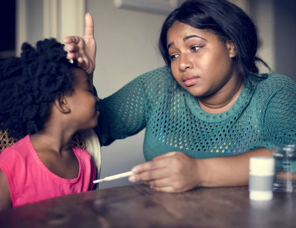 Mère vérifiant la température de sa fille — Photo