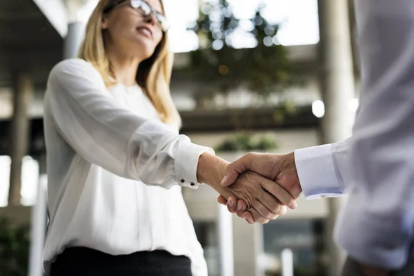 Gente de negocios moviendo las manos — Foto de Stock