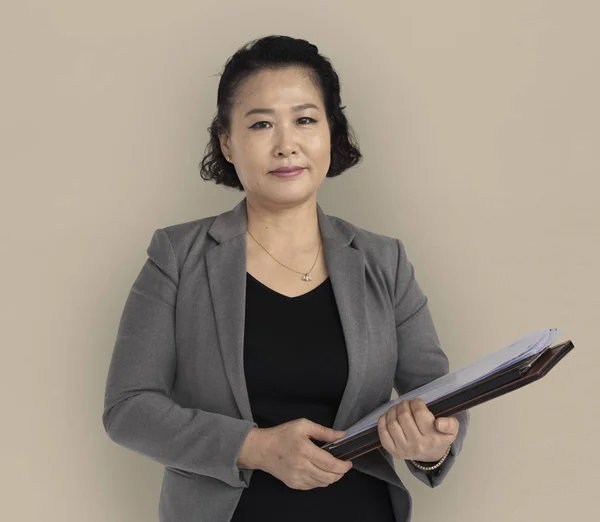 Азиатская предпринимательница с документами — стоковое фото