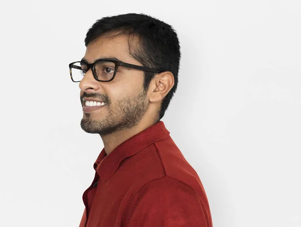 Uomo indiano sorridente in studio — Foto Stock