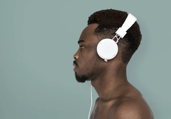Orang Afrika mendengarkan musik di headphone — Stok Foto