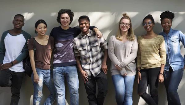 Estudantes multiétnicos juntos — Fotografia de Stock