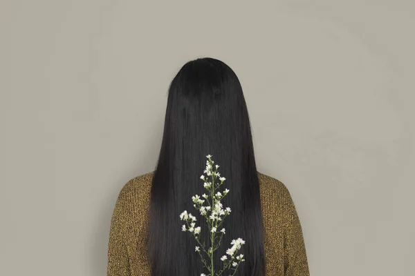 Mujer con pelo largo y flores — Foto de Stock
