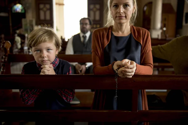 Gruppe von Menschen in der Kirche — Stockfoto