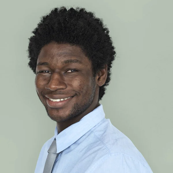 Gülümseyen Afrikalı-Amerikalı iş adamı — Stok fotoğraf