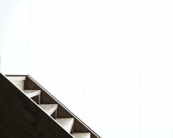 Egyszerű fa lépcsők a bolzákon — Stock Fotó