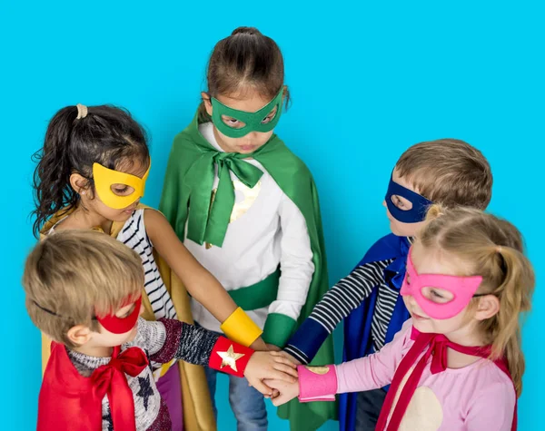 Niños disfrazados de superhéroes —  Fotos de Stock