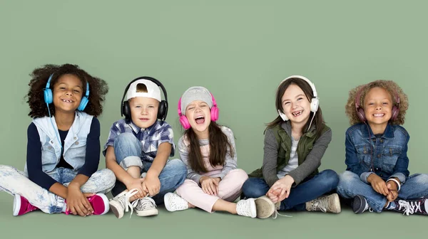 Bambini che ascoltano musica in cuffia — Foto Stock