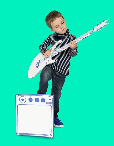 Мальчик играет на бумажной гитаре — стоковое фото