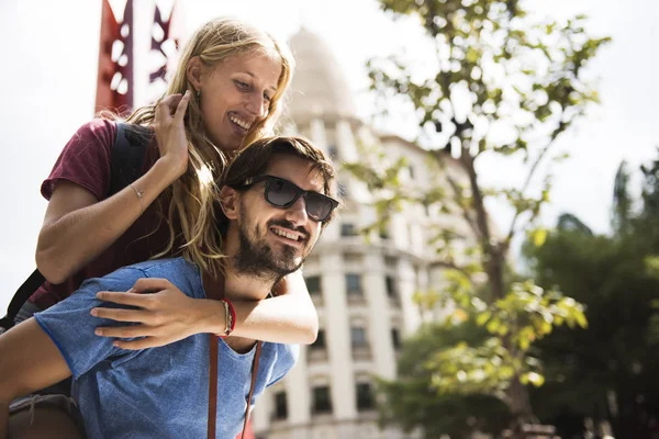 Chica piggyback paseo en su novio — Foto de Stock