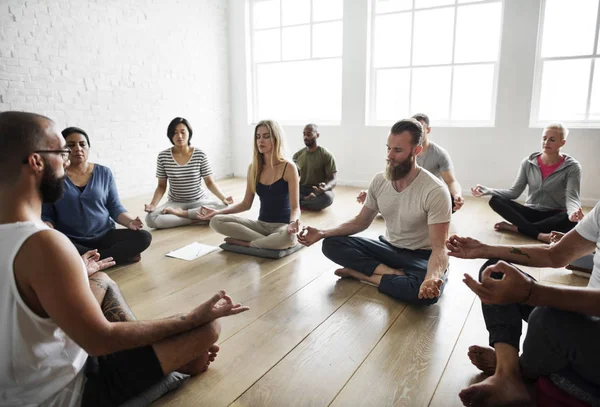 Personas en clases de yoga — Foto de Stock