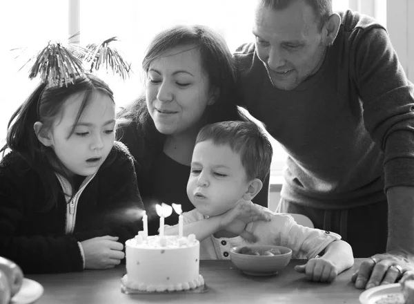 Familie viert verjaardag — Stockfoto