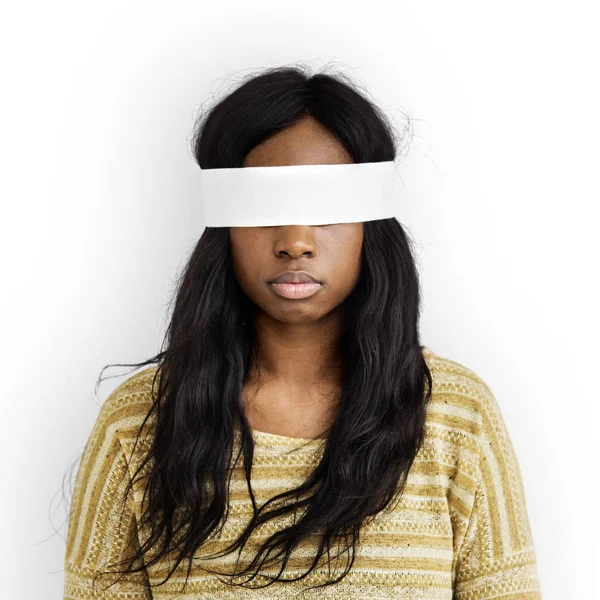 Женщина с повязкой на глазах — стоковое фото