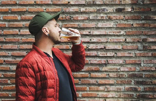 Man die bier drinkt — Stockfoto