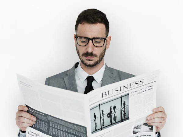 Человек читает газету — стоковое фото
