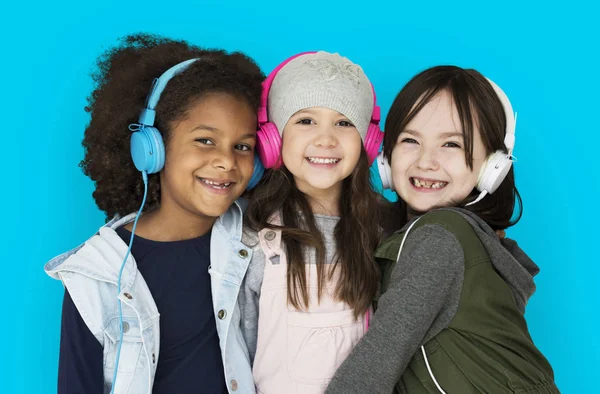 Meninas alegres ouvir música — Fotografia de Stock