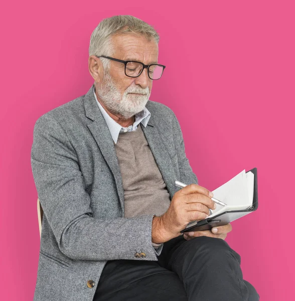 Senior zakenman schrijven in Notebook — Stockfoto