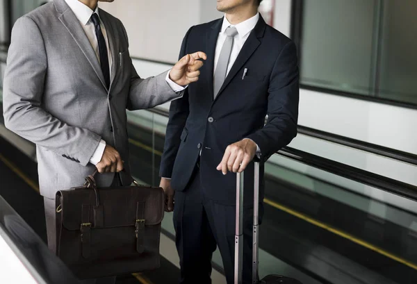 Geschäftsleute stehen mit Gepäck — Stockfoto