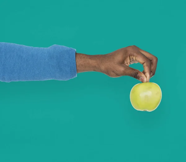 녹색 사과를 들고 있는 손 — 스톡 사진