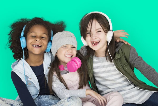 Meninas alegres ouvir música — Fotografia de Stock