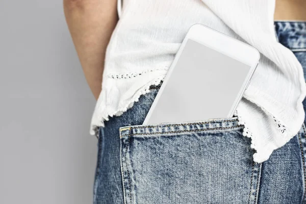 Мобильный телефон в кармане человеческих брюк — стоковое фото